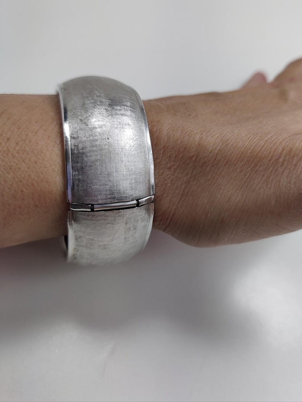 Vintage Coro Silver Tone Wide Hinged Bangle Bracelet Safety Chain Brushed Satin - Picture 10 of 12